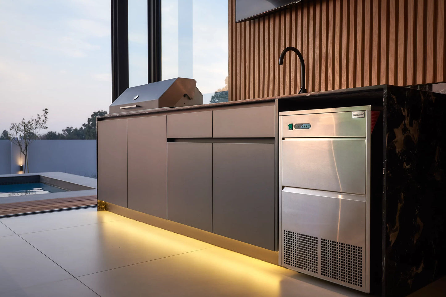 SnoMaster - 50Kg/24Hr Plumbed-In Bullet Type Ice-Maker (SM-50)